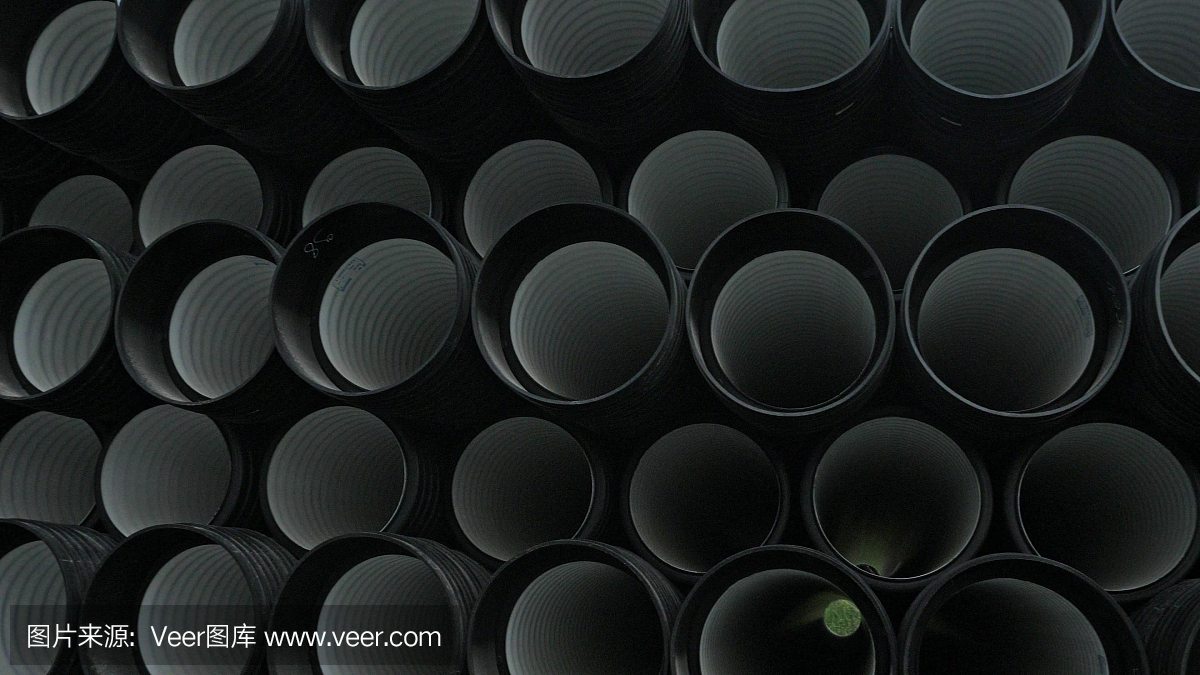 成品塑料管倉庫,工業戶外儲存場地。生產塑料水管的工廠。